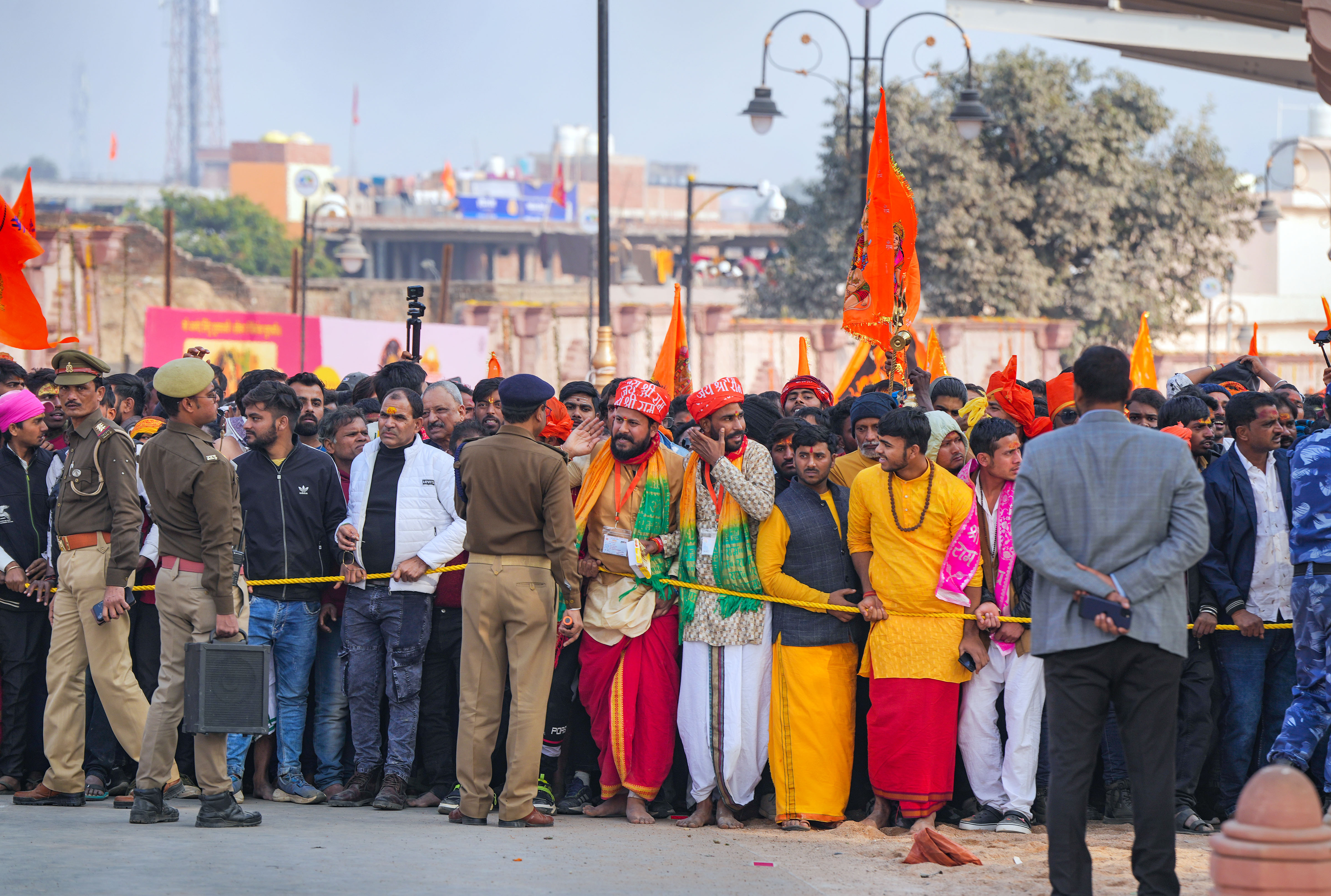 https://salarnews.in/public/uploads/images/newsimages/maannewsimage23012024_180455_ram temple.jpg